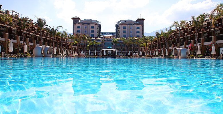 Cratos Premium Hotel